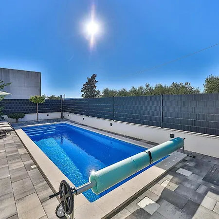 Holiday home 4 Bedroom Beautiful In Kastel Stari Kastela