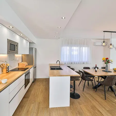 Holiday home 4 Bedroom Beautiful In Kastel Stari *