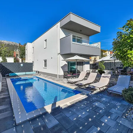 4 Bedroom Beautiful In Kastel Stari *