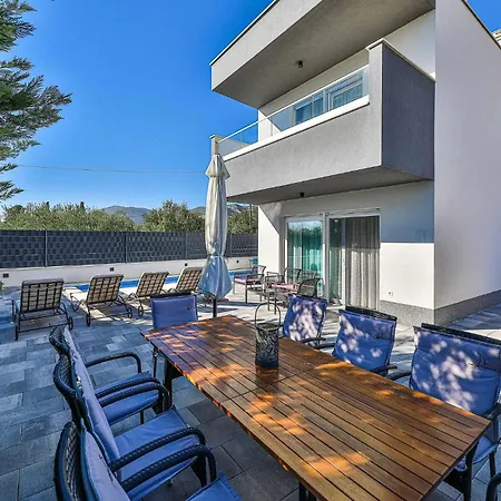 4 Bedroom Beautiful In Kastel Stari