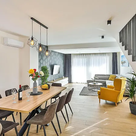 4 Bedroom Beautiful In Kastel Stari Holiday home *