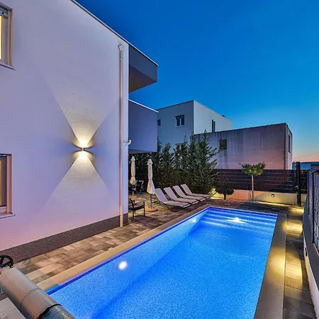 Holiday home 4 Bedroom Beautiful In Kastel Stari *