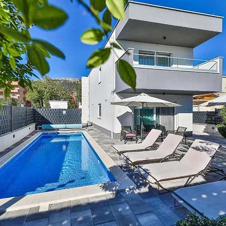 4 Bedroom Beautiful In Kastel Stari * Kastela