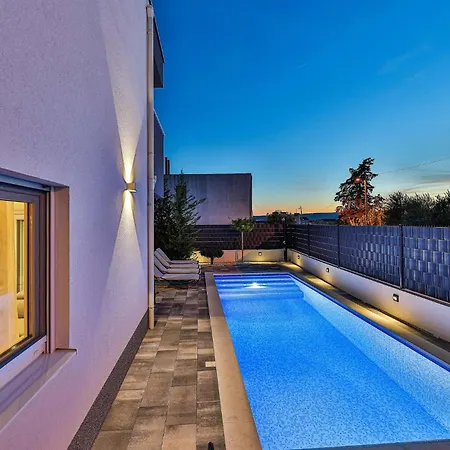 4 Bedroom Beautiful In Kastel Stari Holiday home *
