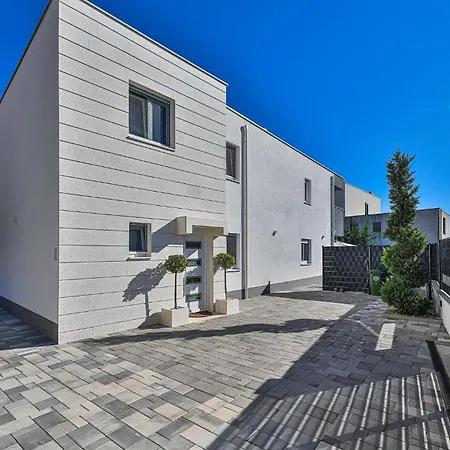 4 Bedroom Beautiful In Kastel Stari *