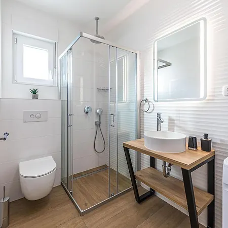 4 Bedroom Beautiful In Kastel Stari *